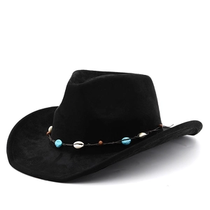 Détail d'un chapeau de cowboy bohème avec perles ethniques, turquoise et coquillages