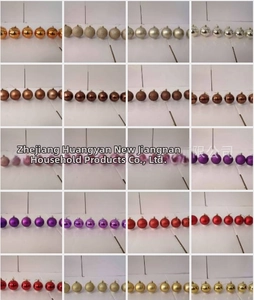 Détails de boules de Noël colorées avec finitions brillantes, mates et pailletées