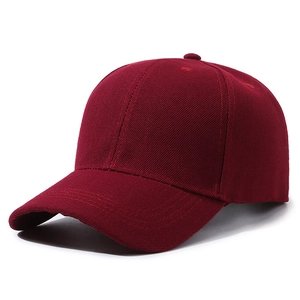 Vista dettagliata del tessuto twill bordeaux su un classico cappellino da baseball a 6 pannelli