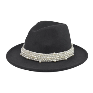 Vista detallada de un elegante sombrero fedora de fieltro negro con banda de perlas blancas