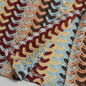 Macro de maille crochetée colorée avec texture ajourée détaillée et finition soignée