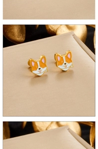 Vista dettagliata degli orecchini a perno corgi in smalto arancione e bianco dorato