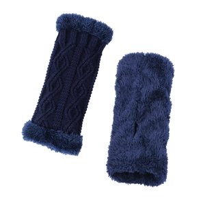 Détail de mitaines en maille torsadée bleu marine avec bordure en fausse fourrure