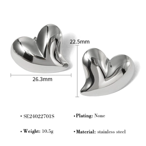 Detailed view of silver heart earrings with dimensions 22.5mm and weight 10.5g