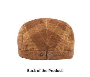 Vue arrière de la casquette plate en velours côtelé marron à carreaux avec boucle
