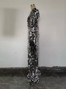 Vue détaillée des paillettes carrées argentées sur une robe de soirée moulante brillante