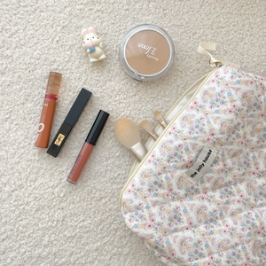 Trousse à maquillage matelassée en coton avec motif floral bleu et fermeture éclair