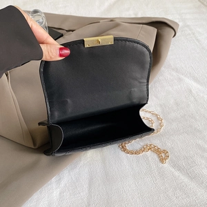 Detalle del almacenamiento interno y forro negro del bolso bandolera acolchado con cadena