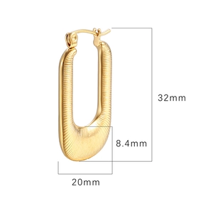 Striped gold square hoop earrings in stainless steel with 32mm height and size measurements