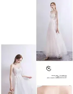 Détail de la robe de mariée blanche à col en V avec dentelle et jupe en tulle