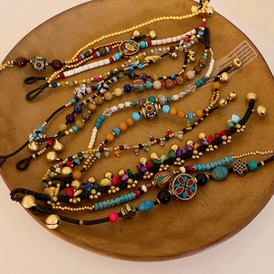 Bracelets ethniques bohèmes avec perles colorées, cloches en métal et cordons tressés