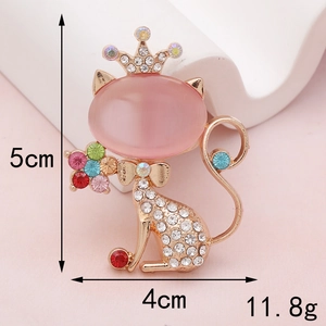 Makroaufnahme der rosa Strass-Katzenbrosche mit 5cm x 4cm Maßen und 11,8g Gewicht