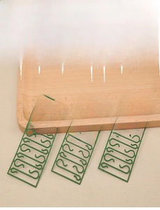 Primer plano de ganchos de plástico verdes en forma de S para adornos de Navidad
