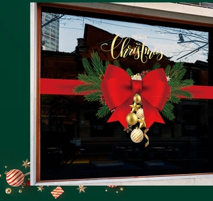 Dettaglio dell'adesivo natalizio con fiocco rosso, rami di pino e scritta Merry Christmas