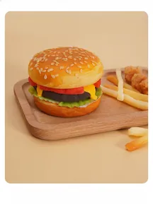 Realistisches PU-Burgermodell mit Sesambrot und Käse auf einem Holztablett-Detail