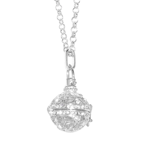 Vue détaillée du pendentif sphère filigrane ajourée avec zircons blancs et charnière