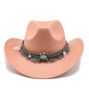 Détail du chapeau cowboy rose en suédine avec perles ethniques, turquoise et franges
