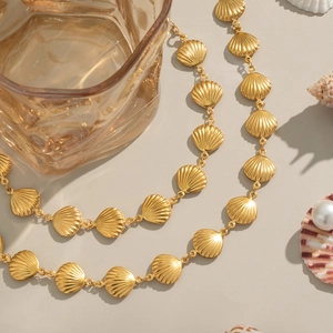 Dettaglio della collana a maglie a conchiglia placcata oro 18 carati con decorazioni marine