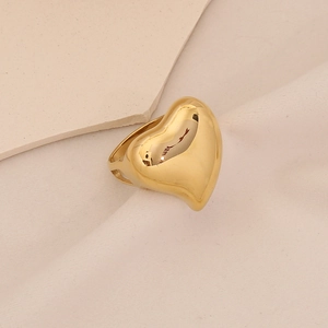 Anello a cuore minimalista in acciaio inossidabile dorato con finitura lucida su fondo