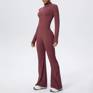 Détail de l'ourlet évasé et du col zippé sur le body de yoga sans couture à manches