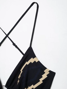 Détail de la fine bretelle réglable et du tissu jacquard géométrique sur la robe