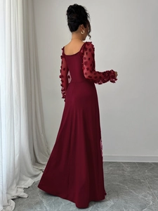 Robe de soirée élégante bordeaux avec manches en tulle et détails en dentelle florale