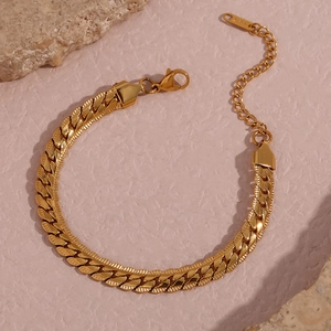 Detailed view of 18K gold plated Cuban chain bracelet with adjustable lobster clasp