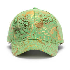 Casquette de baseball verte avec imprimé graffiti doré, cœurs et motifs de texte