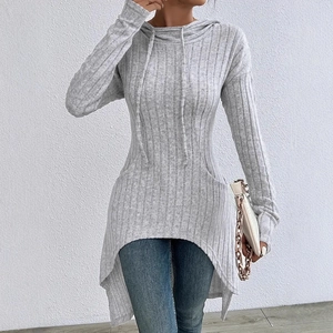 Détails de la maille côtelée grise et de l'ourlet asymétrique sur ce sweat à capuche