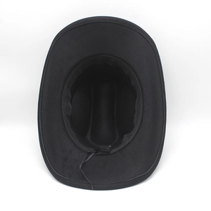 Détail de la bande intérieure et de l'étiquette de soin d'un chapeau de feutre noir