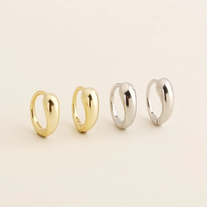 Minimalist S925 sterling silver huggie earrings in gold and silver finish