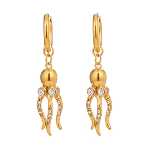 Goldene Oktopus-Ohrringe mit Zirkonia-Steinen und poliertem Stahl auf weißem Grund