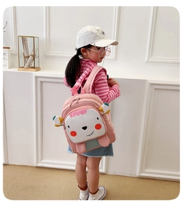 Linda mochila rosa de cordero animado para niños pequeños usada por una niña