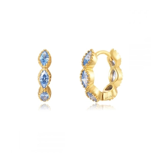 Makrodetail der S925 Sterlingsilber Goldohrringe mit hellblauem Zirkon im Marquise-Schliff