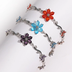 Detailansicht der luxuriösen Zirkon-Blumenarmbänder in Rot, Himmelblau und Violett