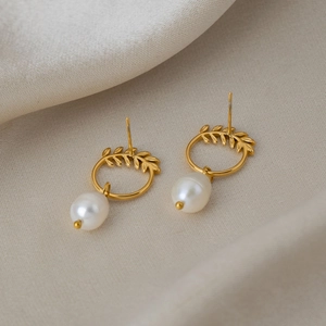 Vue macro de boucles d'oreilles épi de blé plaquées or 18K avec perles élégantes