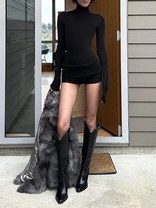 Ensemble haut moulant noir à col roulé et short avec manteau en fausse fourrure grise