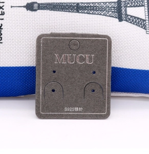 Détail du présentoir à boucles d'oreilles gris foncé avec texte S925 et logo de marque MUCU