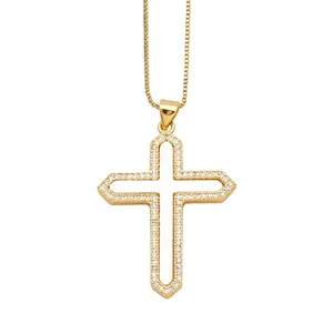 Collar de cruz chapado en oro con halo de circonitas e incrustación blanca fina