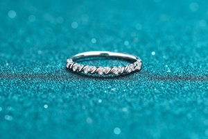 Macro shot of S925 sterling silver twisted rope ring with pavé moissanite accents