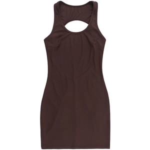 Détail du tricot côtelé marron avec découpe dos nu sur une robe courte moulante sexy