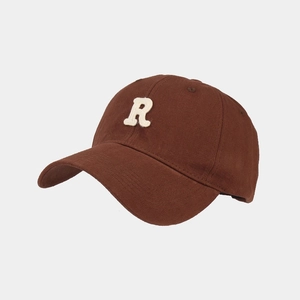 Dettaglio cappellino da baseball marrone scuro con lettera R ricamata in bianco 3D