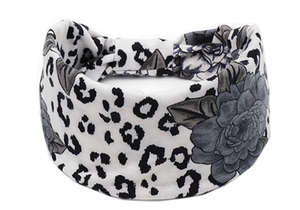 Détail du bandeau de yoga doux avec imprimé léopard, fleurs et texture élastique froncée