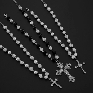Détails de colliers gothiques avec pendentifs croix, perles blanches et cristaux brillants