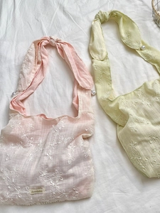 Schultertaschen aus Chiffon mit Blumenstickerei und Perlendetails in Pink und Gelb