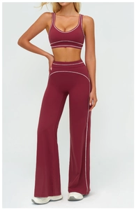 Détail de l'ensemble de yoga bordeaux à bordures contrastées avec pantalon évasé