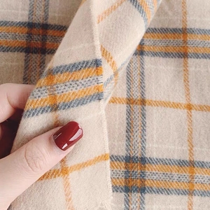 Klassischer beiger Karo-Schal mit Kaschmir-Gefühl und blauen sowie orangen Streifen-Details