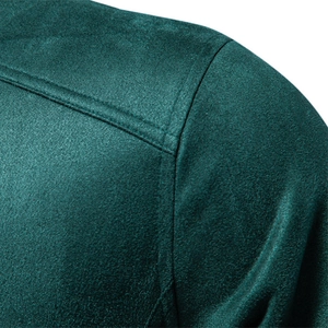 Veste en daim vert foncé montrant les détails de couture d'épaule et la texture douce