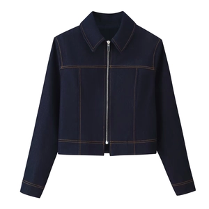 Veste zippée bleu marine avec surpiqûres orange contrastées et un col rabattu élégant