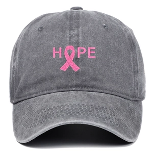 Detail der grauen Baseballkappe aus gewaschener Baumwolle mit HOPE-Stickerei